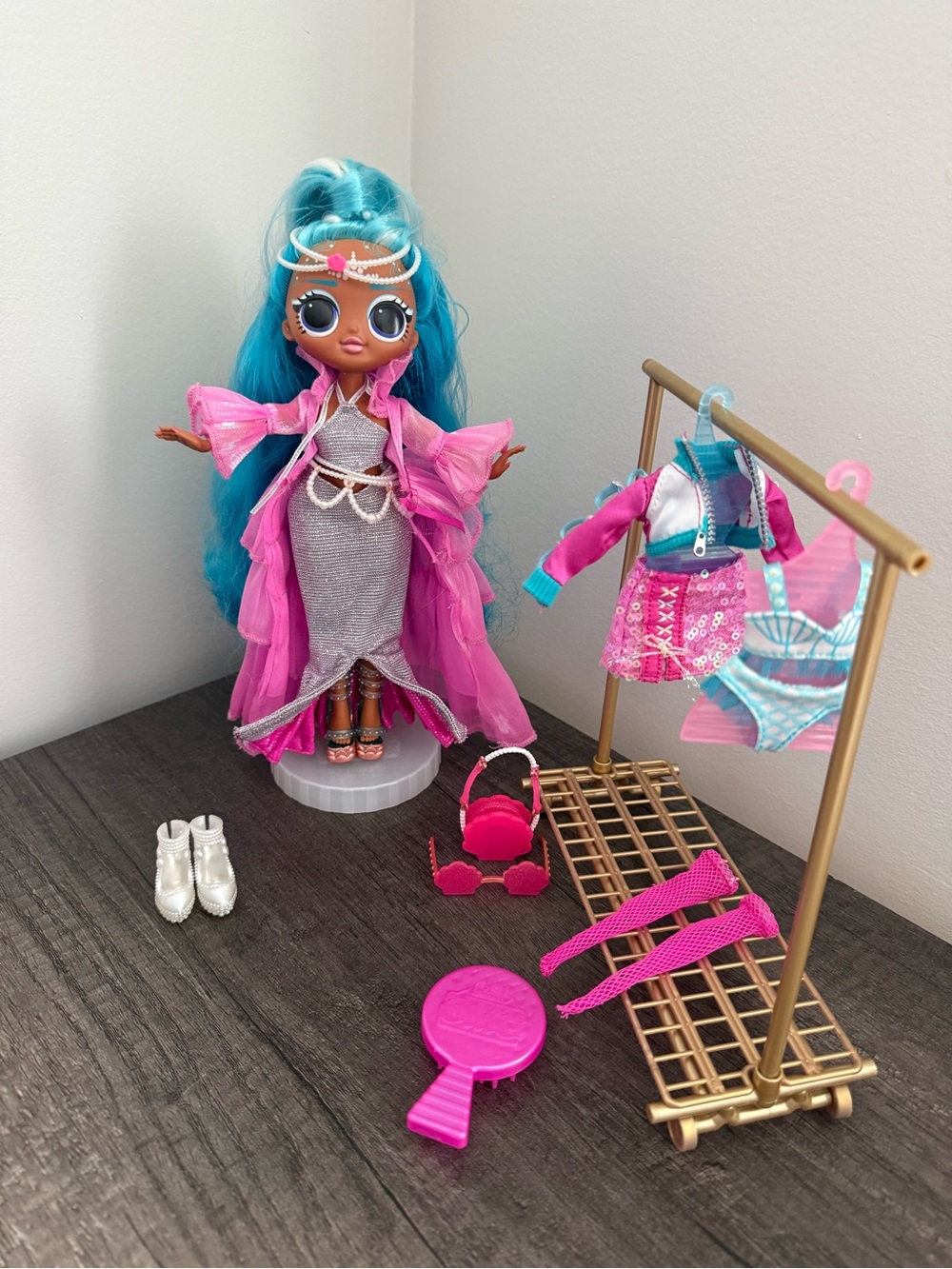 LOL Surprise OMG Queens Splash Beauty Doll & Accessories